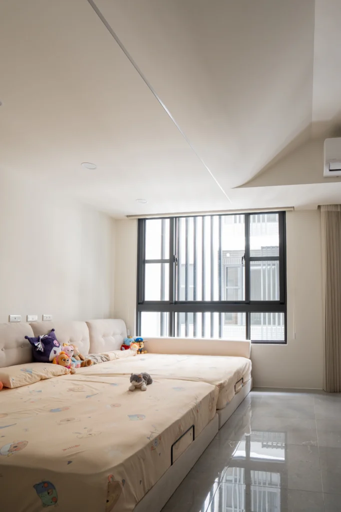 德來樹室內設計案的臥室空間,展現自然採光與簡潔床鋪配置